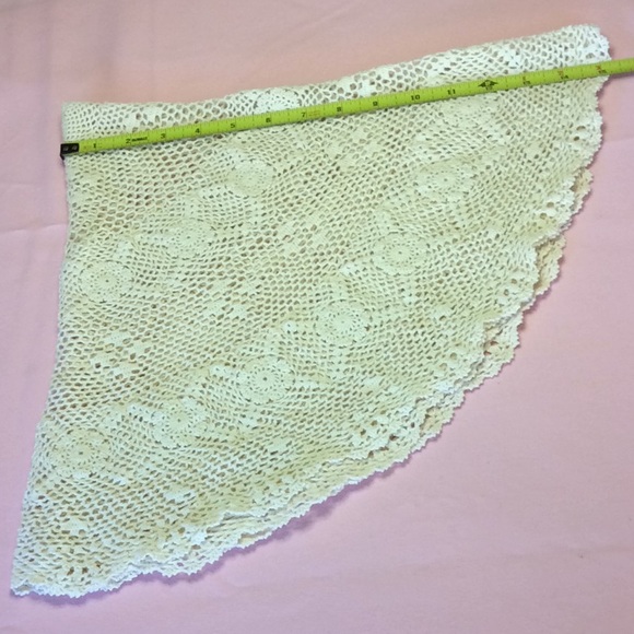 Vintage Other - Vintage Crocheted Lace Table Topper